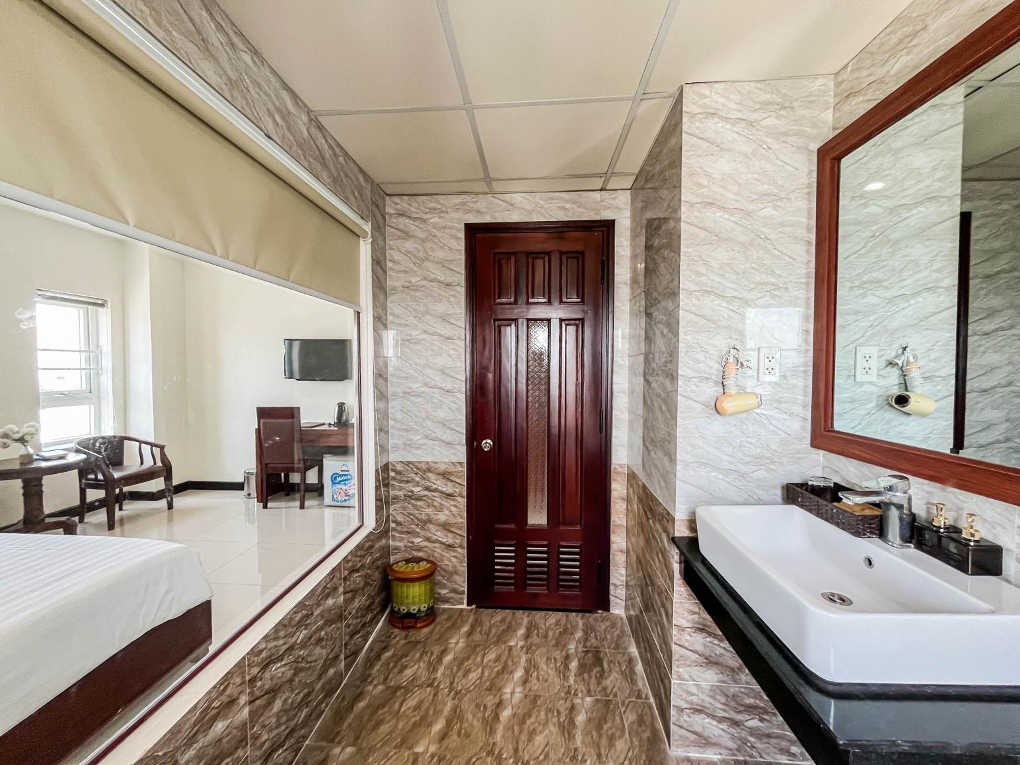Quoc Cuong & By Haviland Da Nang